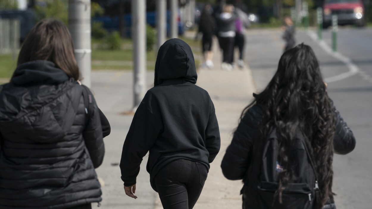 Des adolescents quittent une école dans la région de Laval.
Photo prise rue sur le boulevard Curé-Labelle à Laval, Québec, Canada
Sur la photo: Adolescents, pré-adolescents, adolescence, teenagers, étudiants, études, covid 19, école secondaire.
Le 22 Septembre 2020 2020/09/22