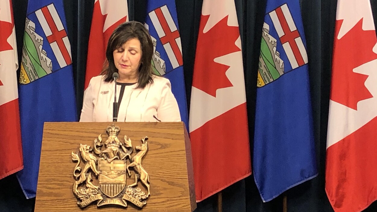 Adrianna LaGrange en conférence de presse.