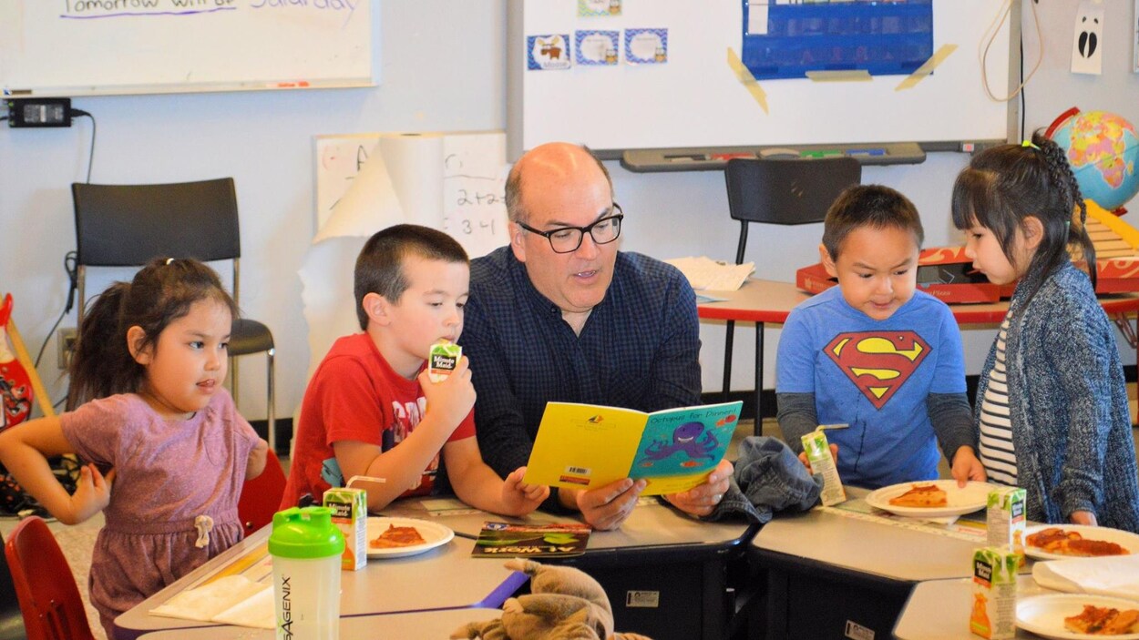Adrien Amirault (au centre) devient le nouveau directeur général du Syndicat des enseignants de la Nouvelle-Écosse (NSTU). Adrien Amirault (au centre) devient le nouveau directeur général du Syndicat des enseignants de la Nouvelle-Écosse (NSTU).