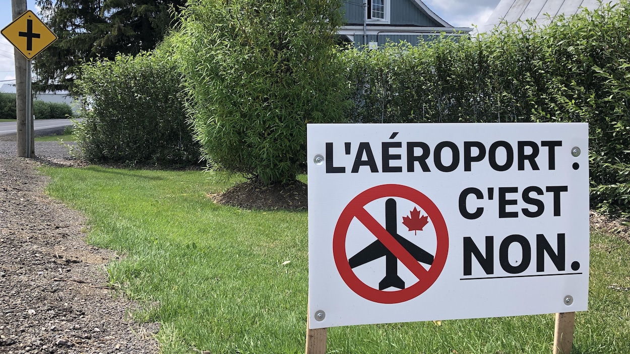 Une affiche sur un terrain privé indique : « L'aéroport, c'est non ».