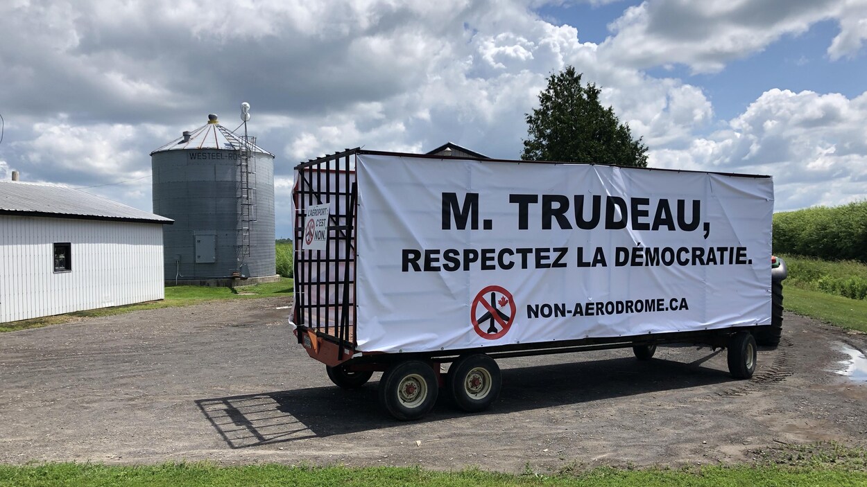 Une grande banderole demande à Justin Trudeau de respecter la démocratie.