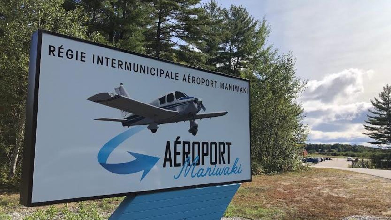 Un panneau indiquant l’aéroport de Maniwaki en Outaouais.