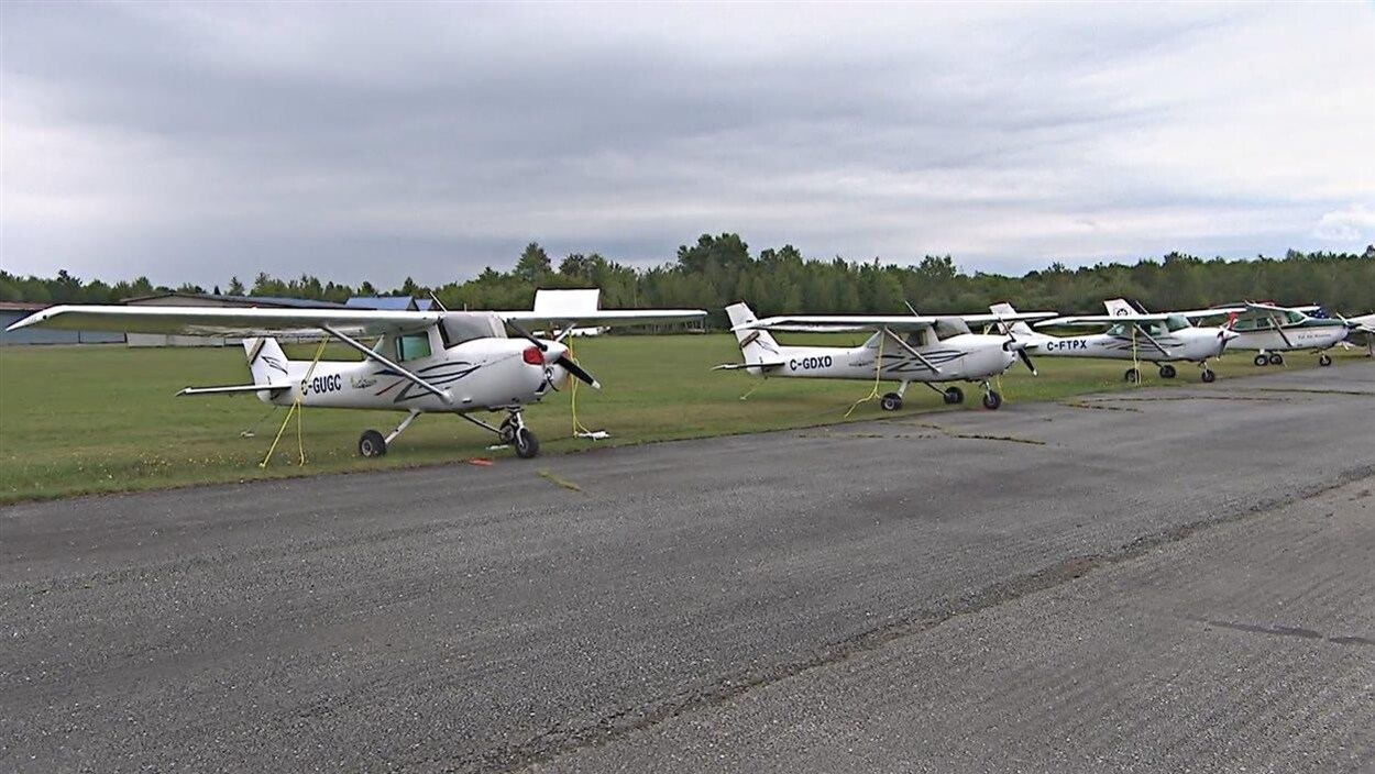 Des avions en bordure de la piste de l'aéroport de Drummondville