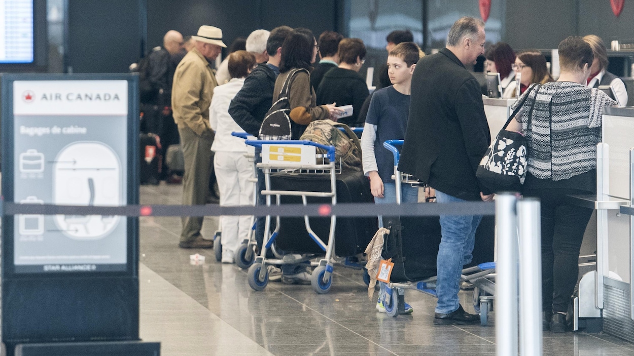 Des passagers dans un aéroport canadien.