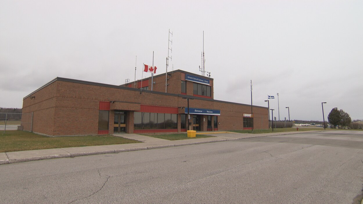 L'édifice de l'aéroport exécutif de Gatineau, où la construction d'un complexe d’entraînement tactique pourrait se faire.
