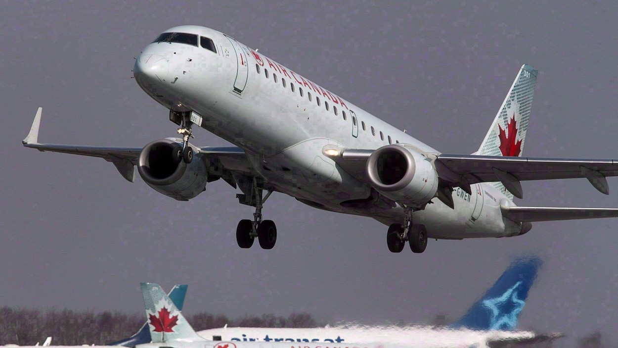 Un appareil d'Air Canada prend son envol à l'Aéroport international Stanfield Un appareil d'Air Canada prend son envol à l'Aéroport international Stanfield