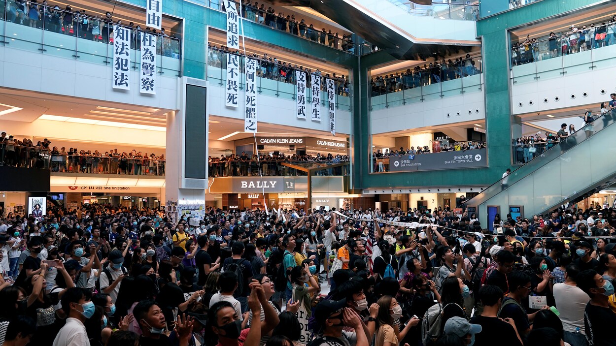 Une foule réunie dans un hall