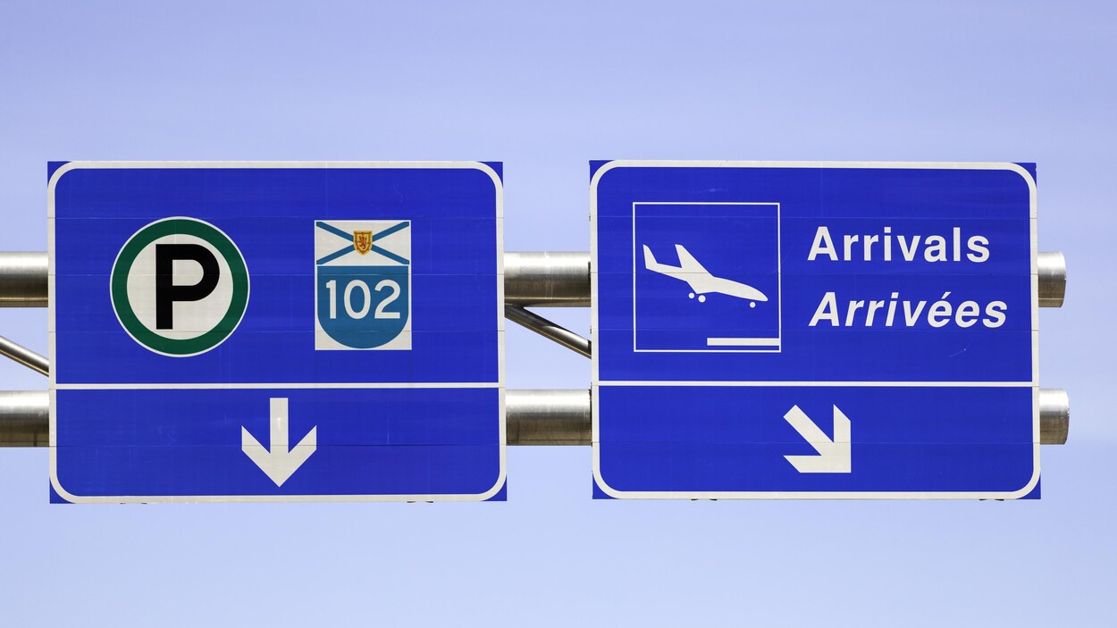 Panneaux de signalisation indiquant l'endroit des arrivées à l'aéroport d'Halifax.