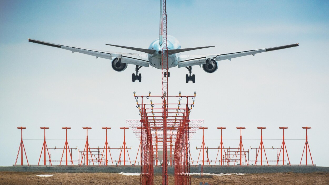 Atterrissage d'un avion à l'aéroport international Stanfield d'Halifax.