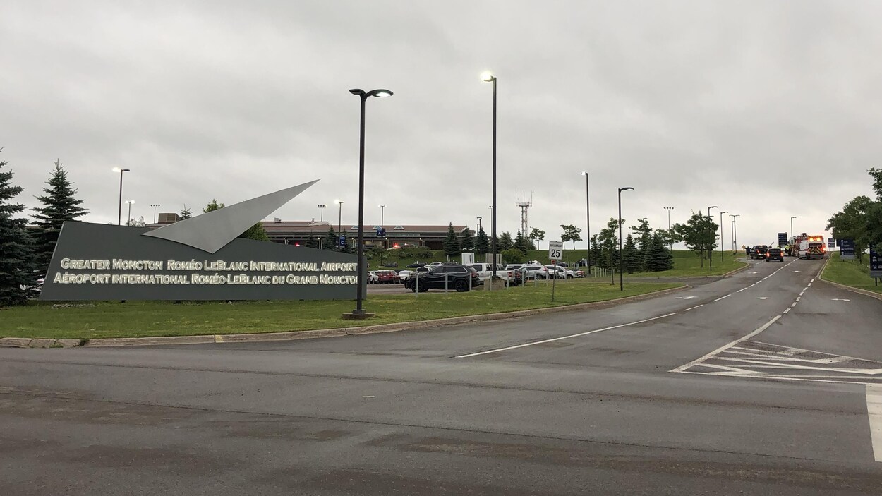 L'entrée de l'aéroport et un périmètre de sécurité.