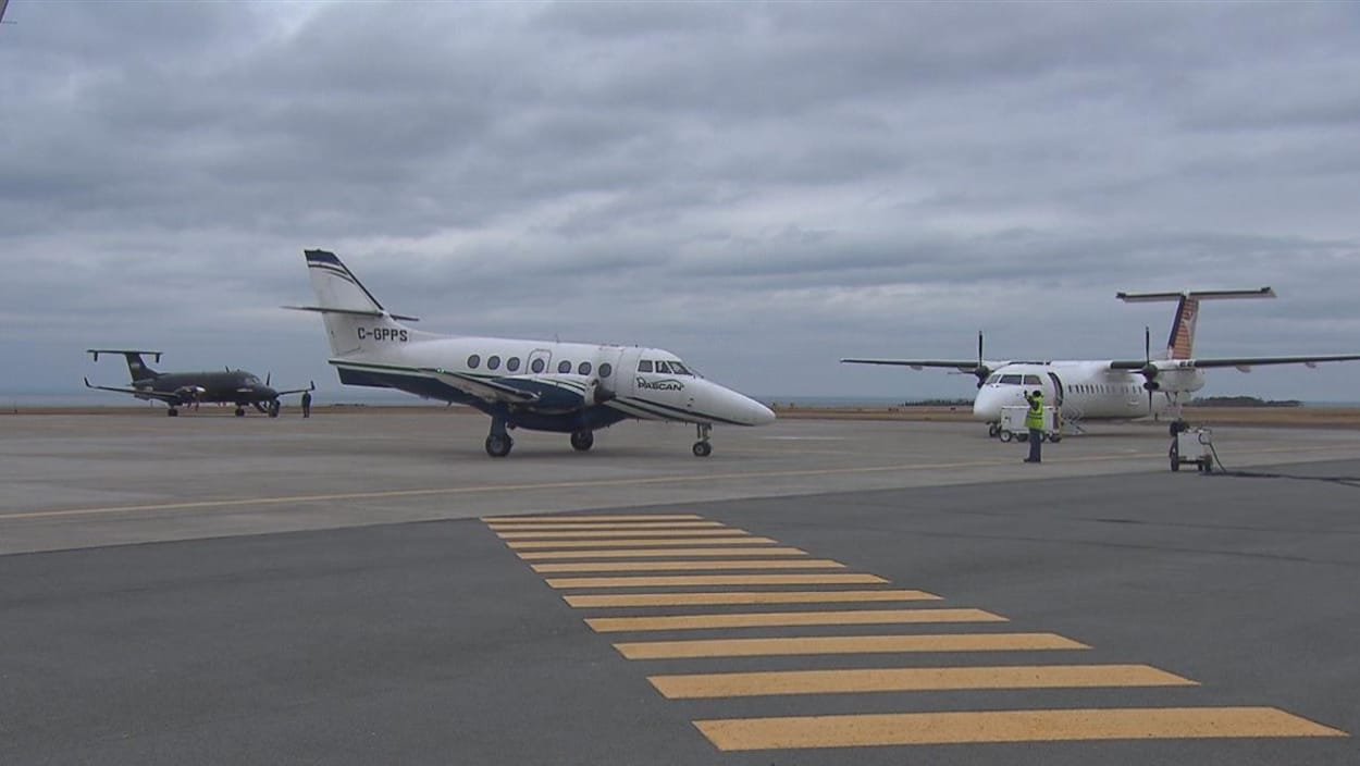 Trois avions sont sur le tarmac de l'aéroport de Mont-Joli.