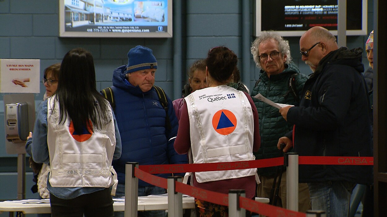 Des intervenantes de la Direction de la santé publique du Bas-Saint-Laurent donnent des informations aux voyageurs de retour de Cuba.