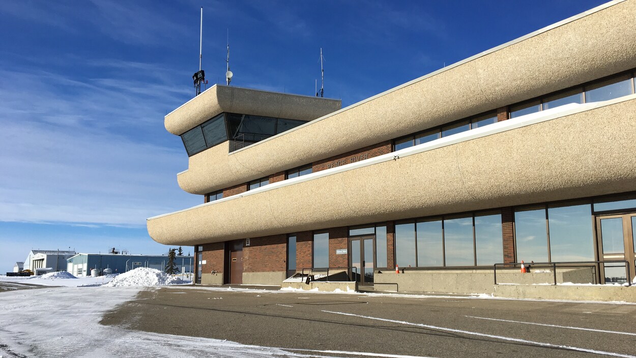 Plan large de l'aéroport de Peace River en hiver.