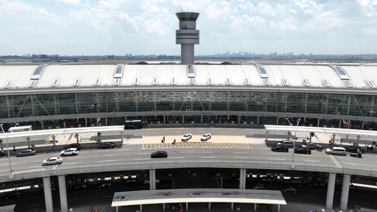 L’aéroport Pearson de Toronto met en garde contre de faux articles générés par l’IA