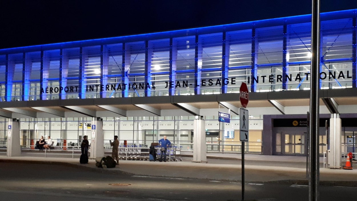 L'entrée de l'aéroport international Jean-Lesage de Québec, le soir.