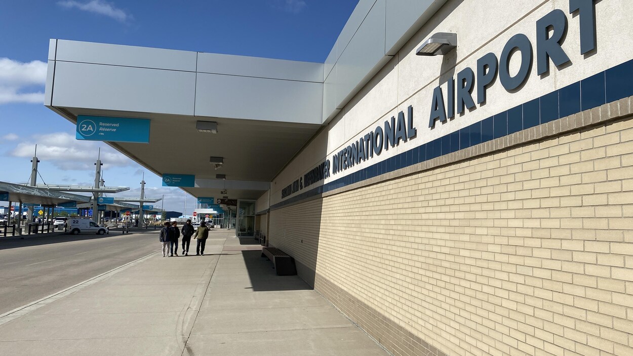 La police ouvre une enquête après un incendie de véhicule à l’aéroport de Saskatoon