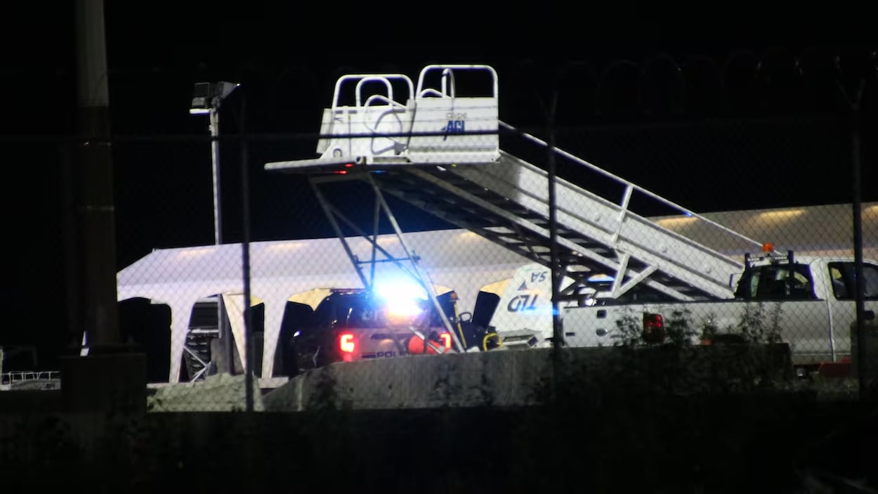 Une personne en détention après être montée dans un avion sans autorisation