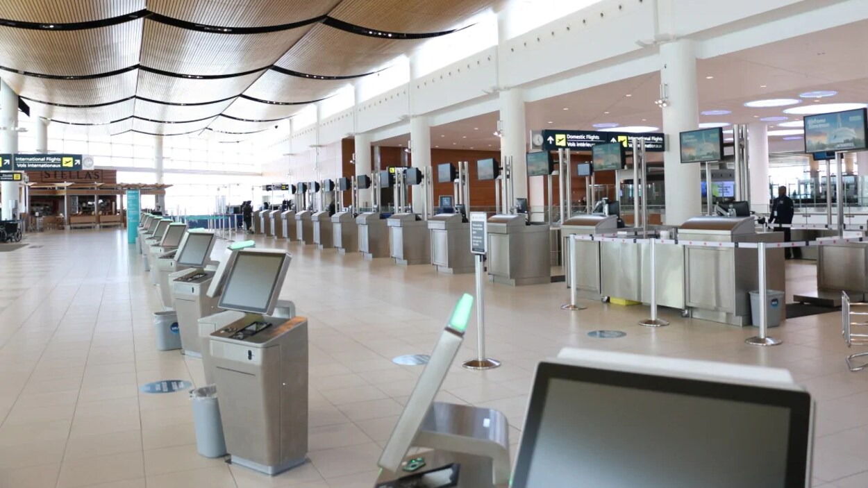 Des bornes d'enregistrement inutilisées dans un aéroport.