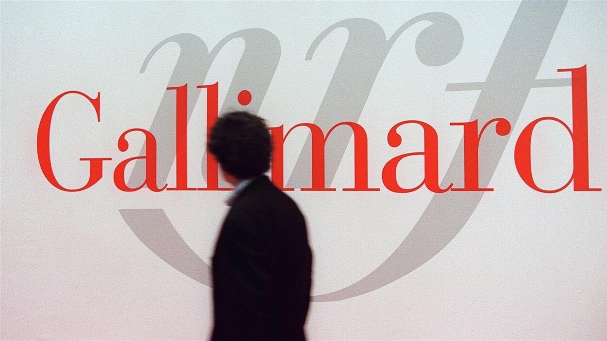 Un passant devant le stand des éditions Gallimard au Salon international du livre de Paris en 2001 (archives).