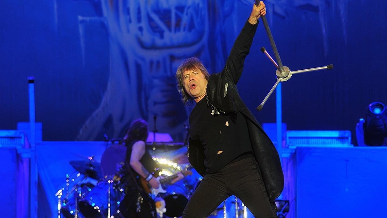 Bruce Dickinson lors d'un concert d'Iron Maiden. On aperçoit, derrière lui, le guitariste Dave Murray. Bruce Dickinson lors d'un concert d'Iron Maiden. On aperçoit, derrière lui, le guitariste Dave Murray.