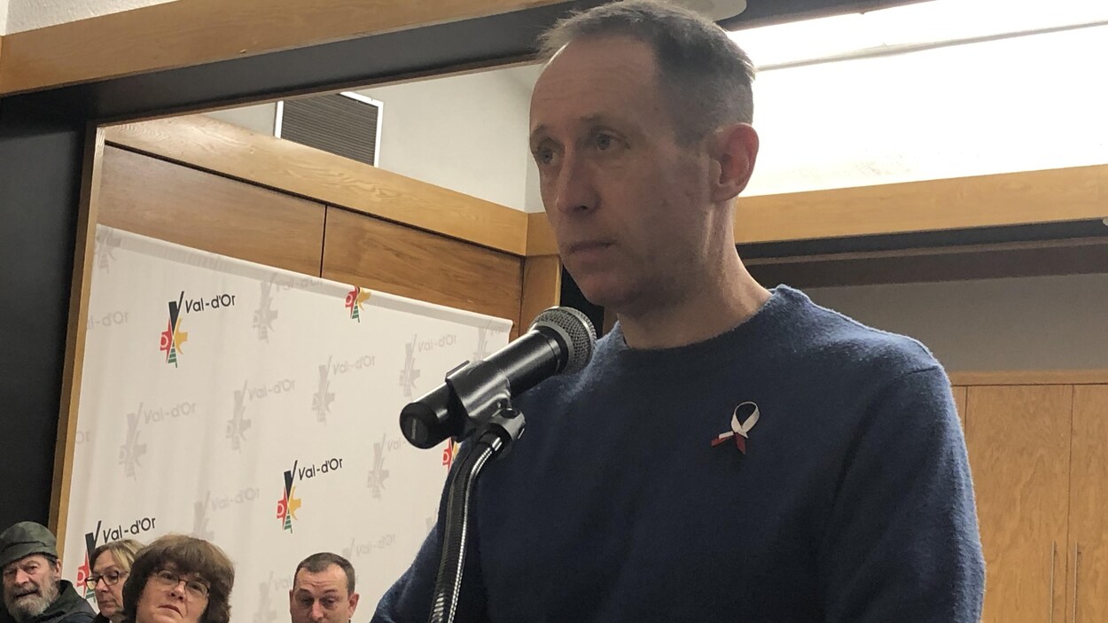 Martin Plourde parle au lutrin dans la salle du conseil municipal de Val-d'Or.