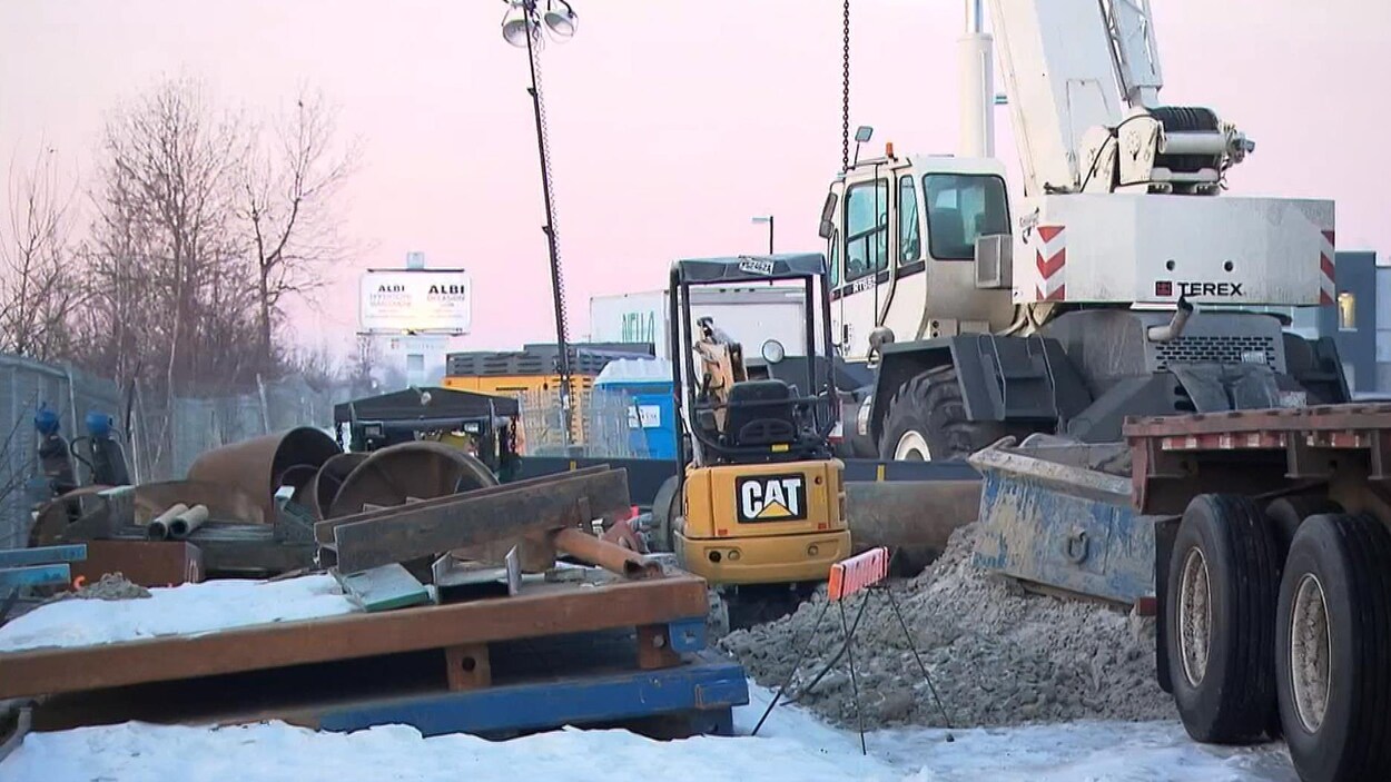 Des pièces de machinerie en bordure de la route.