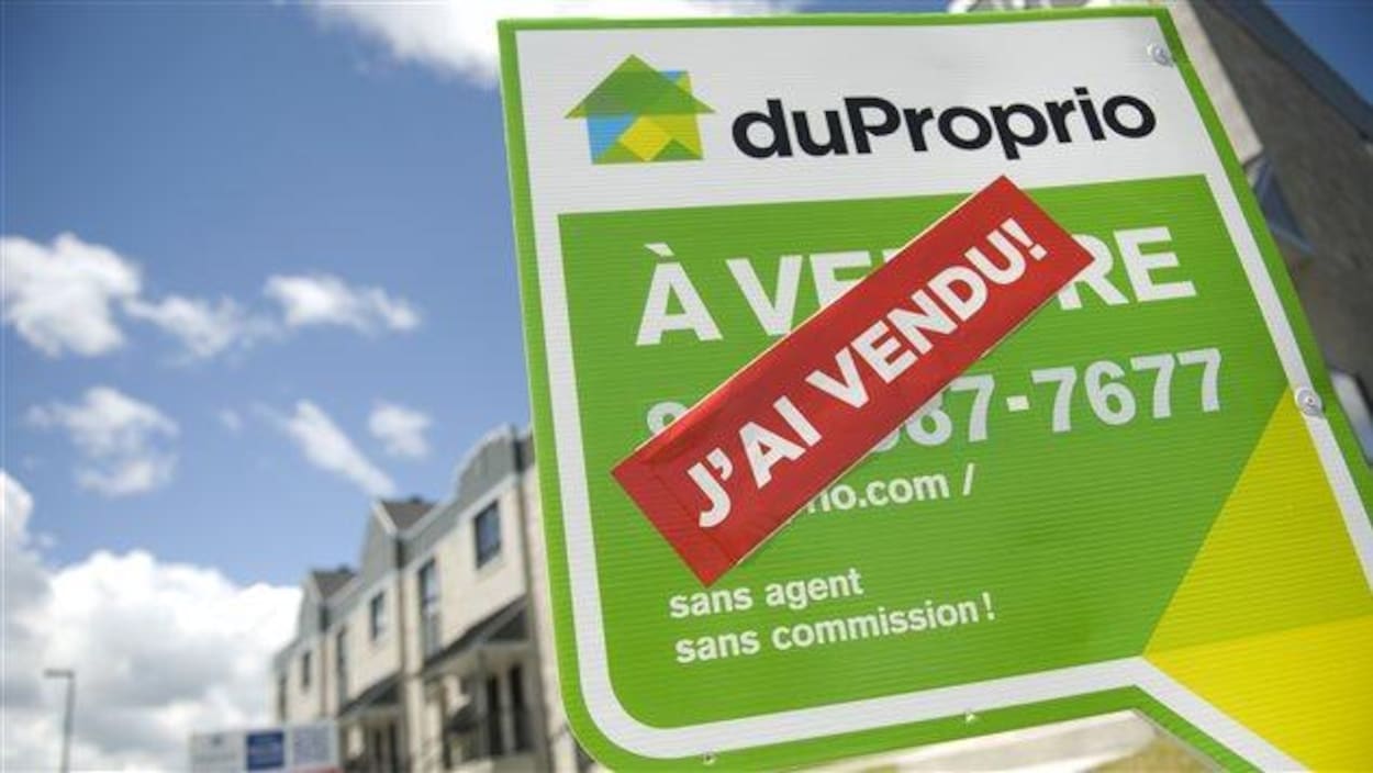 Une affiche DuProprio À vendre, barrée d'une inscription J'ai vendu!