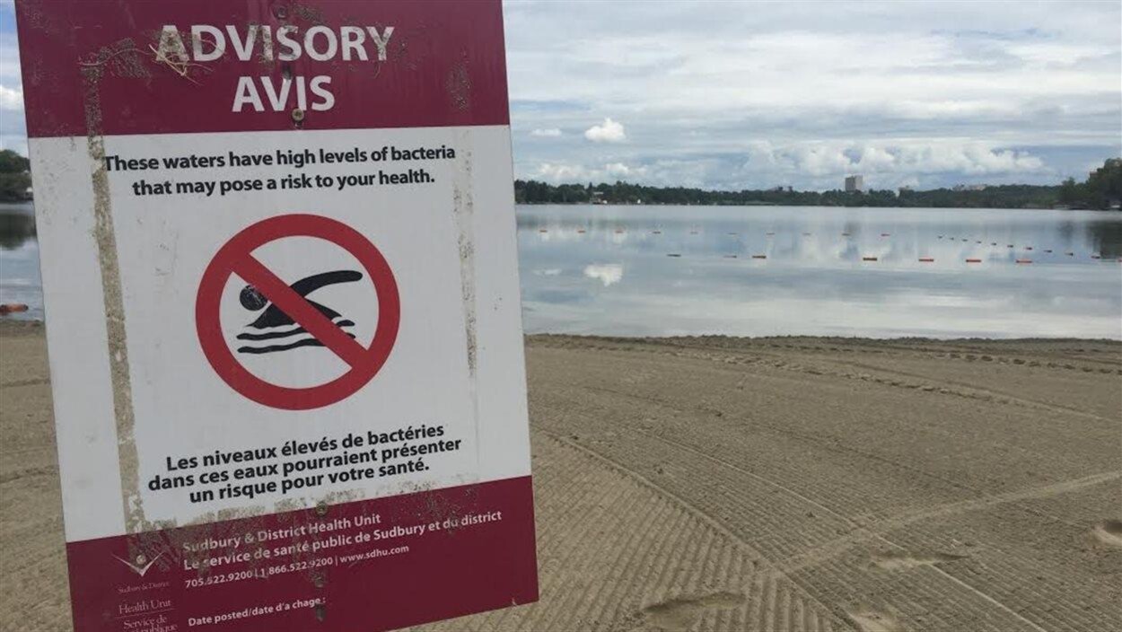 Un panneau d’avis concernant la baignade.