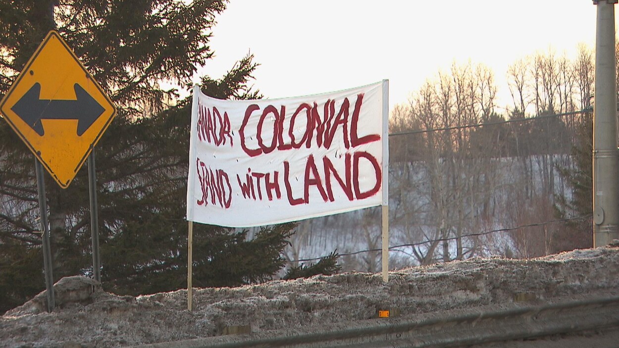 Une affiche en bordure de la route.