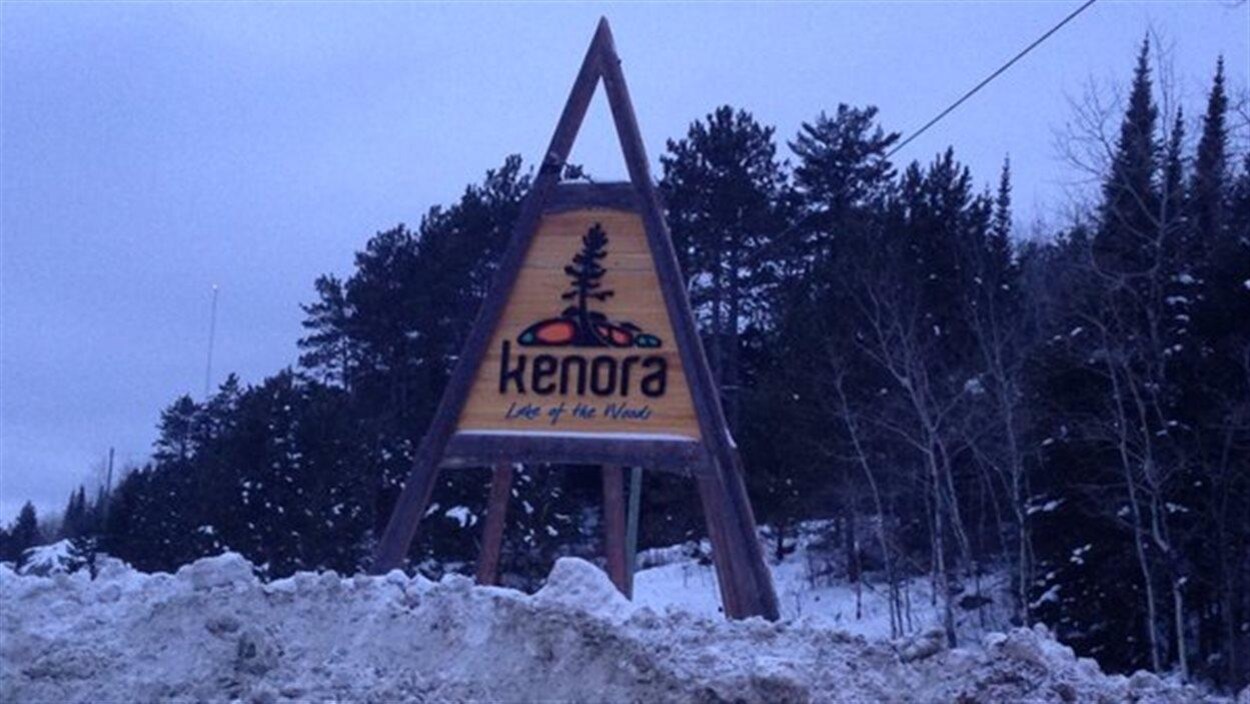 affiche signalant l'entrée de Kenora en hiver.