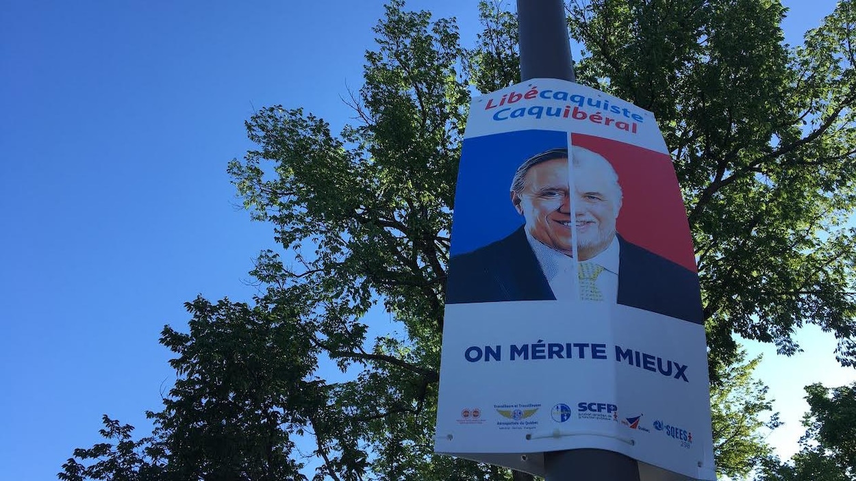 Une des affiches de la circonscription de Taschereau représentant un buste formé de la moitié de celui de François Legault et de la moitié de celui de Philippe Couillard, avec le slogan « Libécaquiste - Caquilibéral - On mérite mieux ».