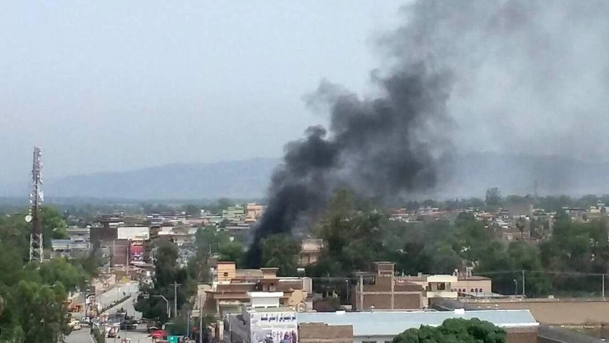 De la fumée s'élève du lieu d'une explosion, dans la ville afghane de Jalalabad.