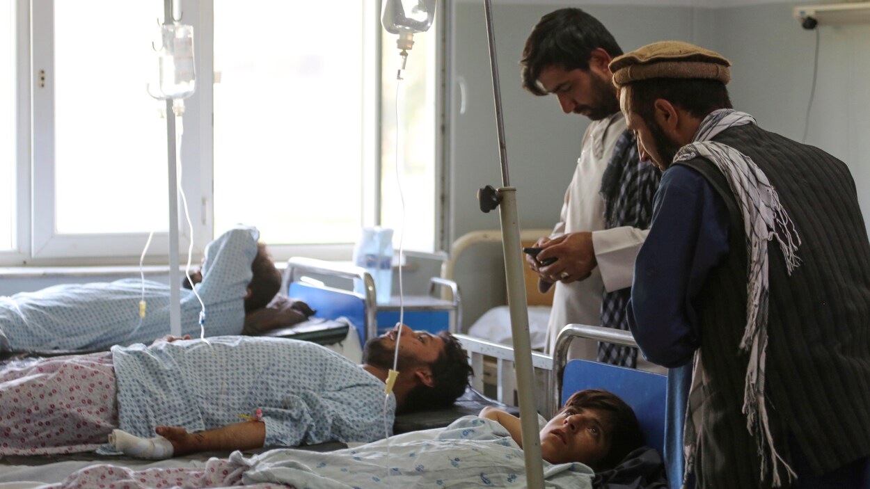 Des hommes blessés couchés sur des lits dans un hôpital afghan.