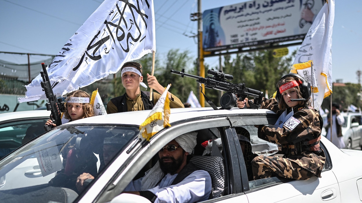Les partisans du gouvernement taliban célèbrent cinq ans de pouvoir en Afghanistan