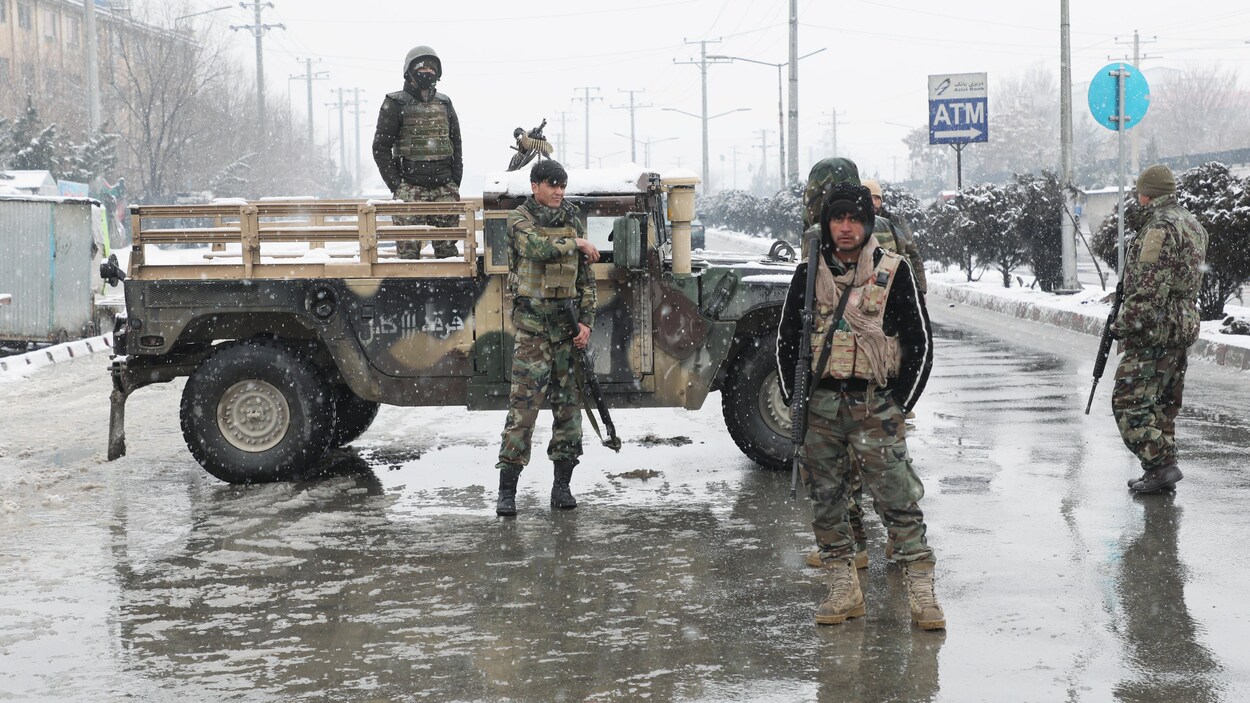 Des soldats des forces de sécurité afghanes bloquent une rue.