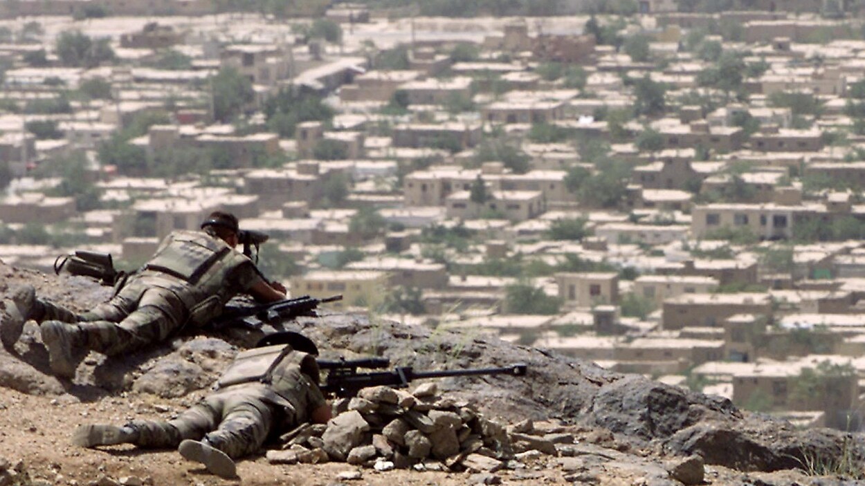 Des soldats français sur une colline surplombant un quartier résidentiel de Kaboul