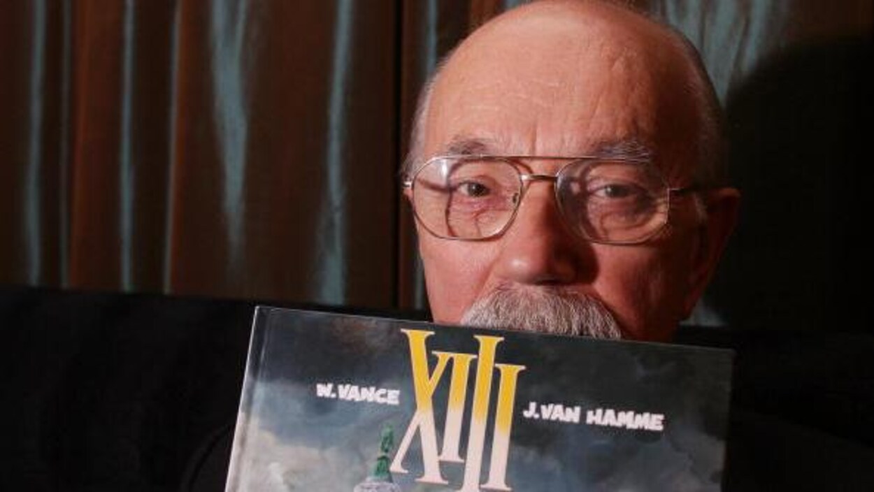 En novembre 2007, l'artiste pose derrière l'une de ses bd En novembre 2007, l'artiste pose derrière l'une de ses bd