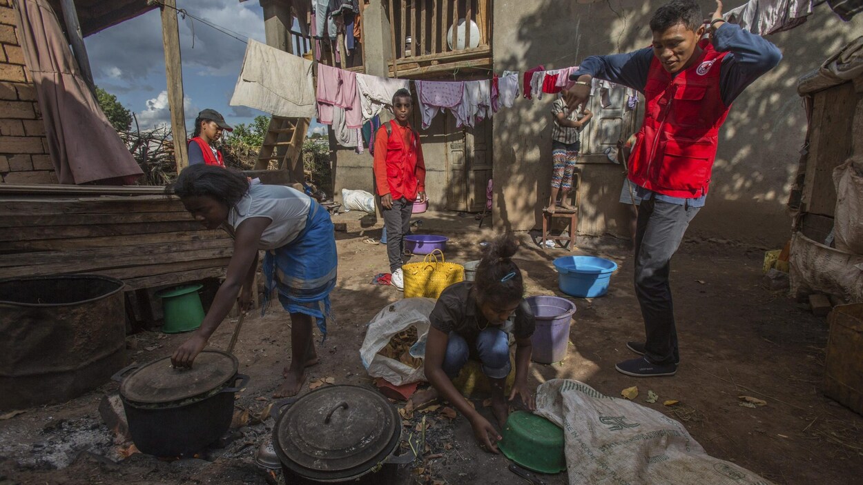 Dans une banlieue de la capitale malgache, des travailleurs de la Croix-Rouge font de la prévention pour éviter des cas de peste.