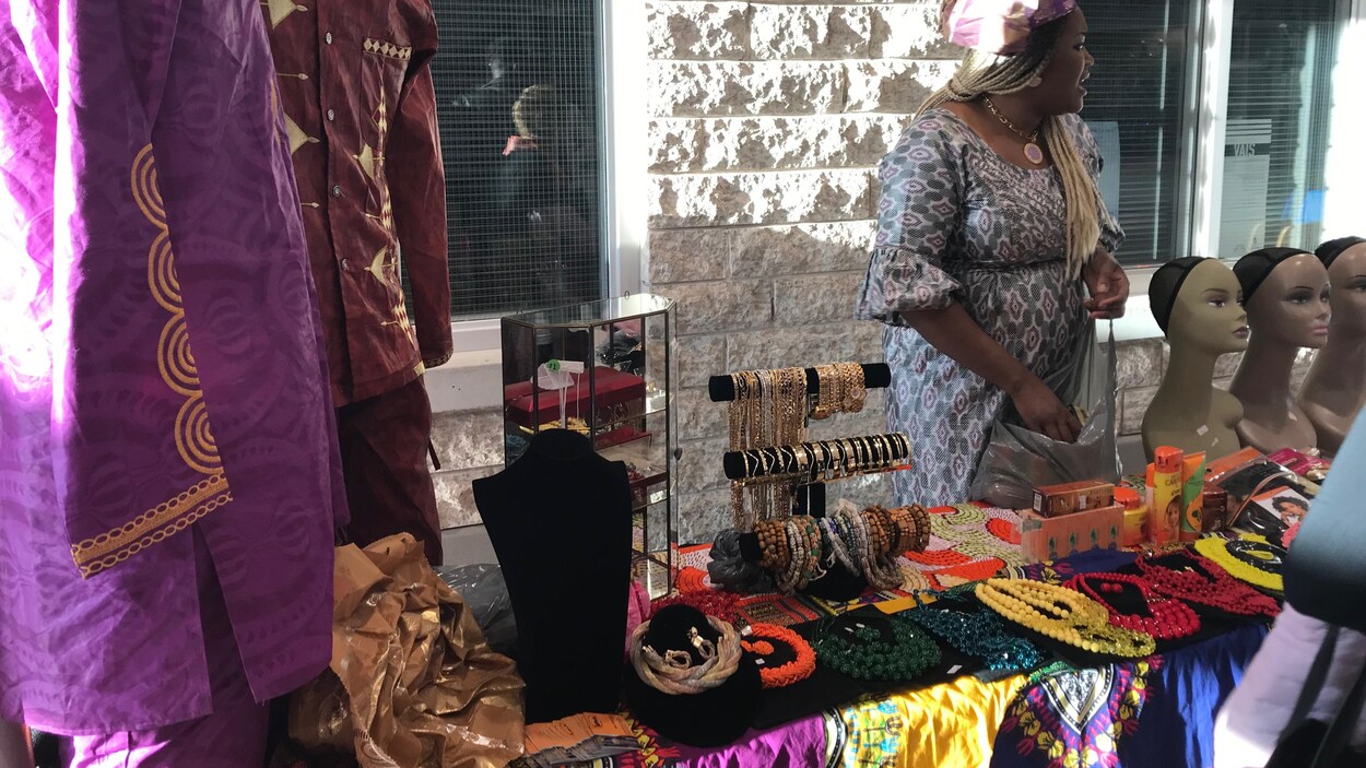 Un kiosque présenant des vêtements et des bijours d'un pays africain.
