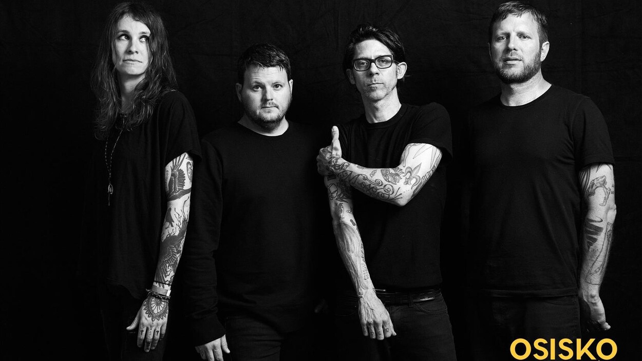 Un groupe de musique sur une photo officielle.