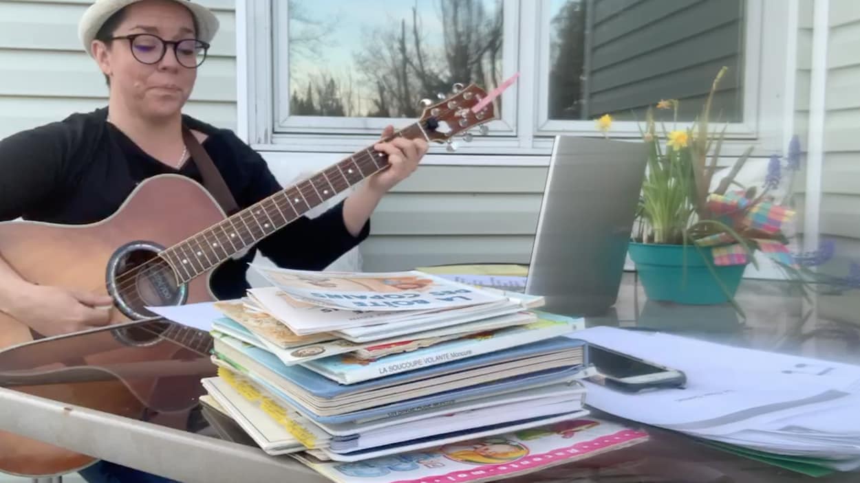 Agathe Breton-Plouffe chante pour les enfants.