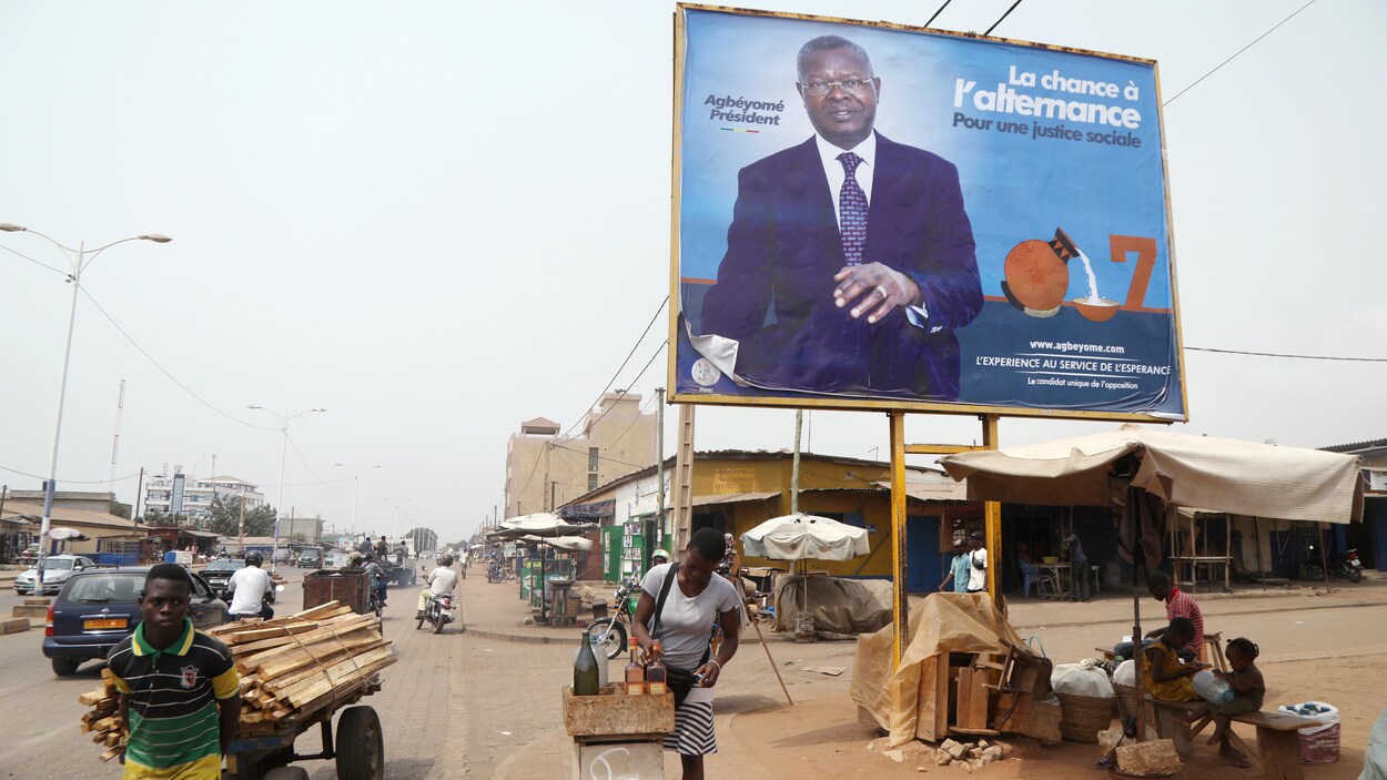 Un panneau électoral du candidat d'opposition Agbéyomé Kodjo, du Rassemblement du peuple togolais, dans une rue de Lome.