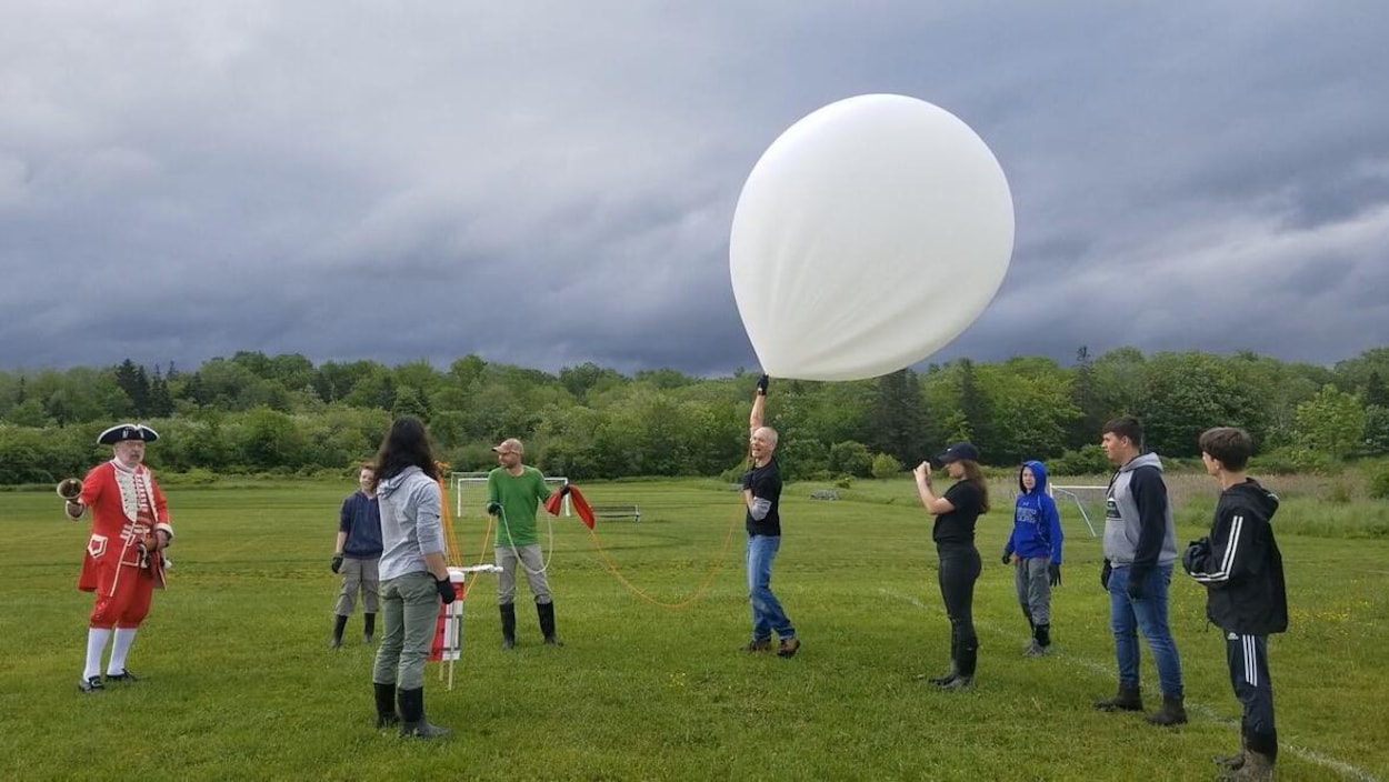 Le ballon-sonde sur un terrain de soccer avant son décollage.
