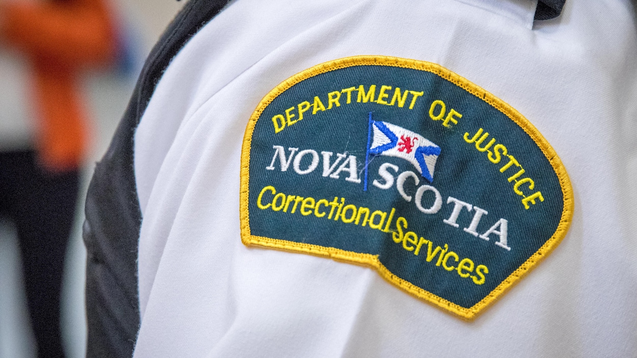 Badge sur l'épaule d'un agent des services correctionnels de la Nouvelle-Écosse.