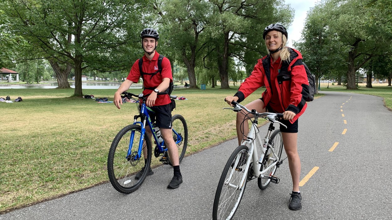 Les agents sur leur vélo, sur une piste cyclabe à Trois-Rivières.