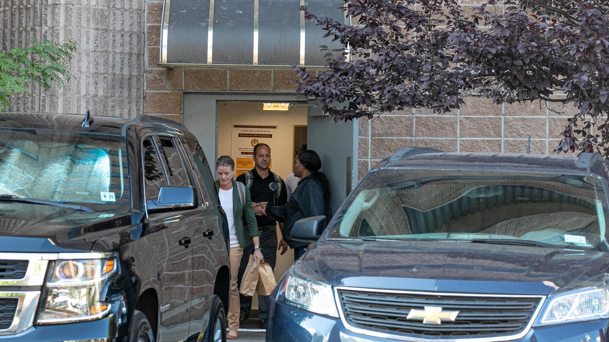 Des agents du FBI quittent la prison du Metropolitan Correctional Center à New York.