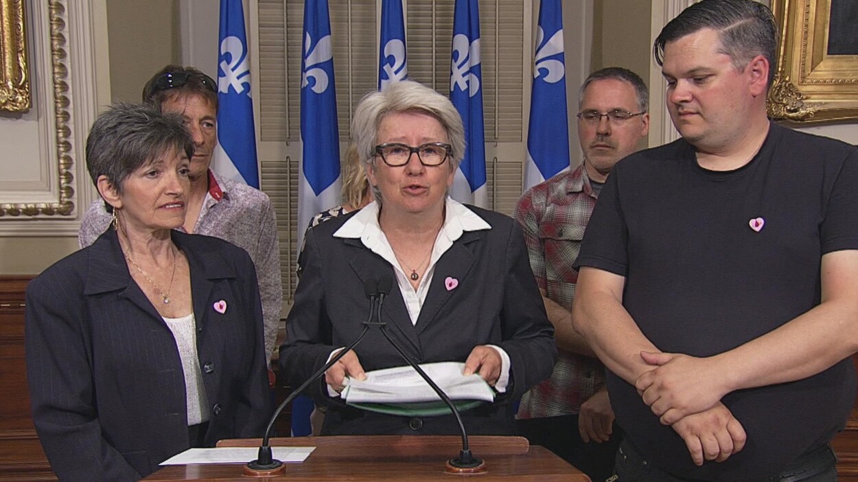 Agnès Maltais (au centre) entourée de Manon Boyer et de Jonathan Lavoie, deux personnes dont des proches sont décédés après avoir refusé une transfusion sanguine.