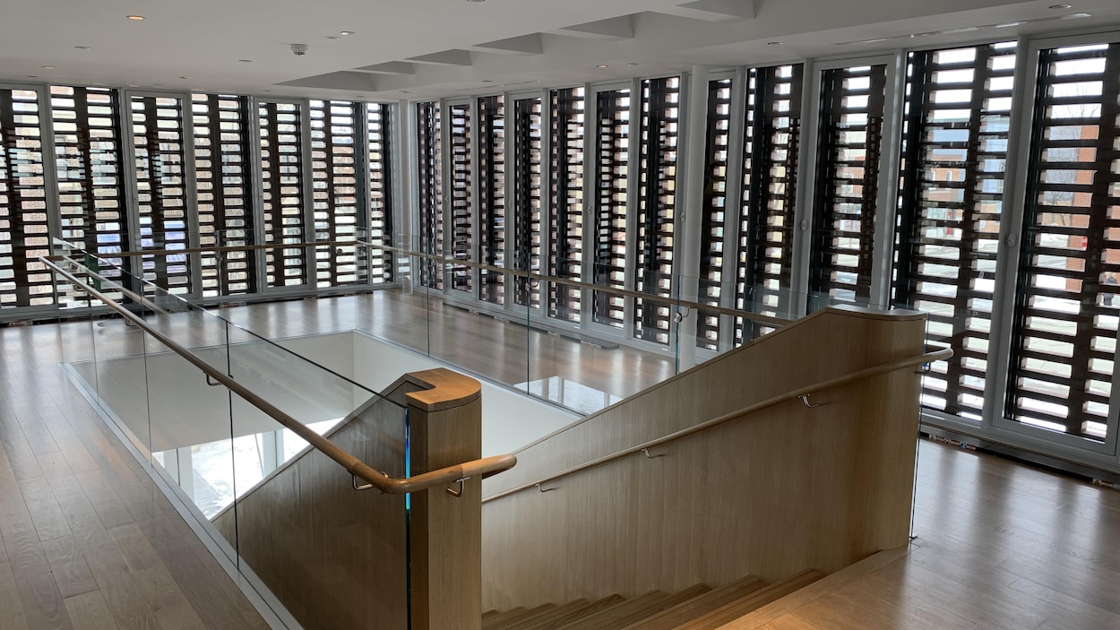 Des fenêtres entourent l'escalier de l'étage supérieur de l'Agora des Arts.