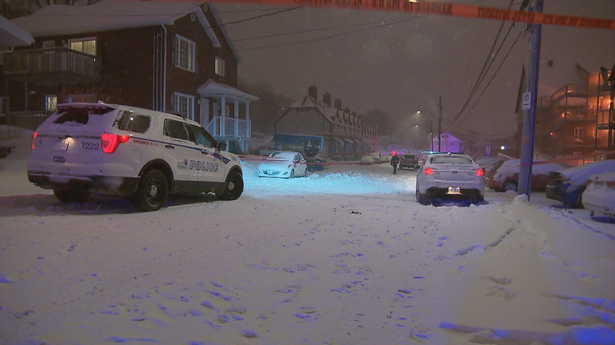 La police recherche au moins deux suspects.