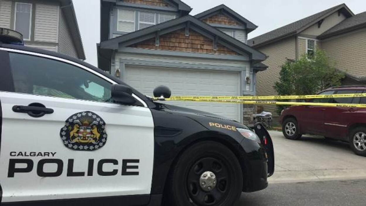 Une autopatrouille du Service de police de Calgary devant une maison où une agression est survenue samedi matin Une autopatrouille du Service de police de Calgary devant une maison où une agression est survenue samedi matin